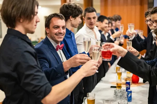 Stužkáč foto - přípitek